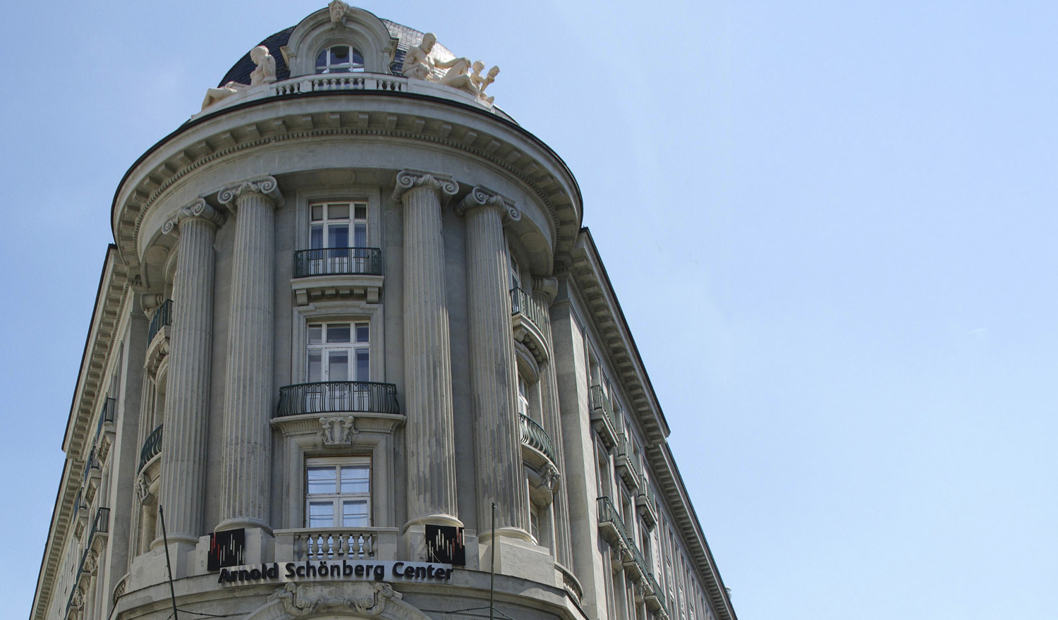 Palais Fanto with the Center located in the first floor