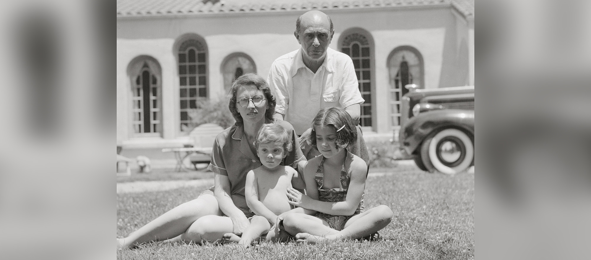 Arnold Schönberg with wife Gertrud and children Ronald and Nuria, Los Angeles, 1940 (Arnold Schönberg Center, Wien)