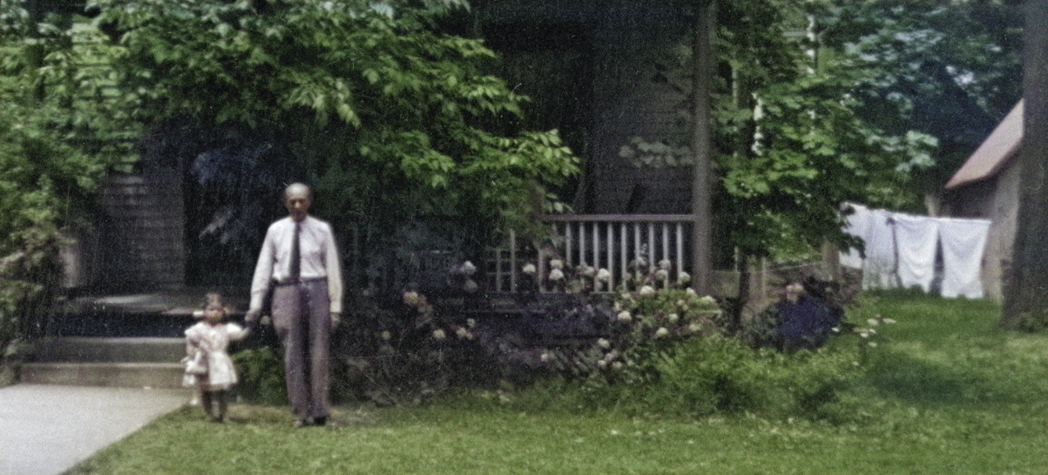 Arnold Schönberg with his daughter Nuria in front of their summer residence in Chautauqua, 1934 (Arnold Schönberg Center, Wien)