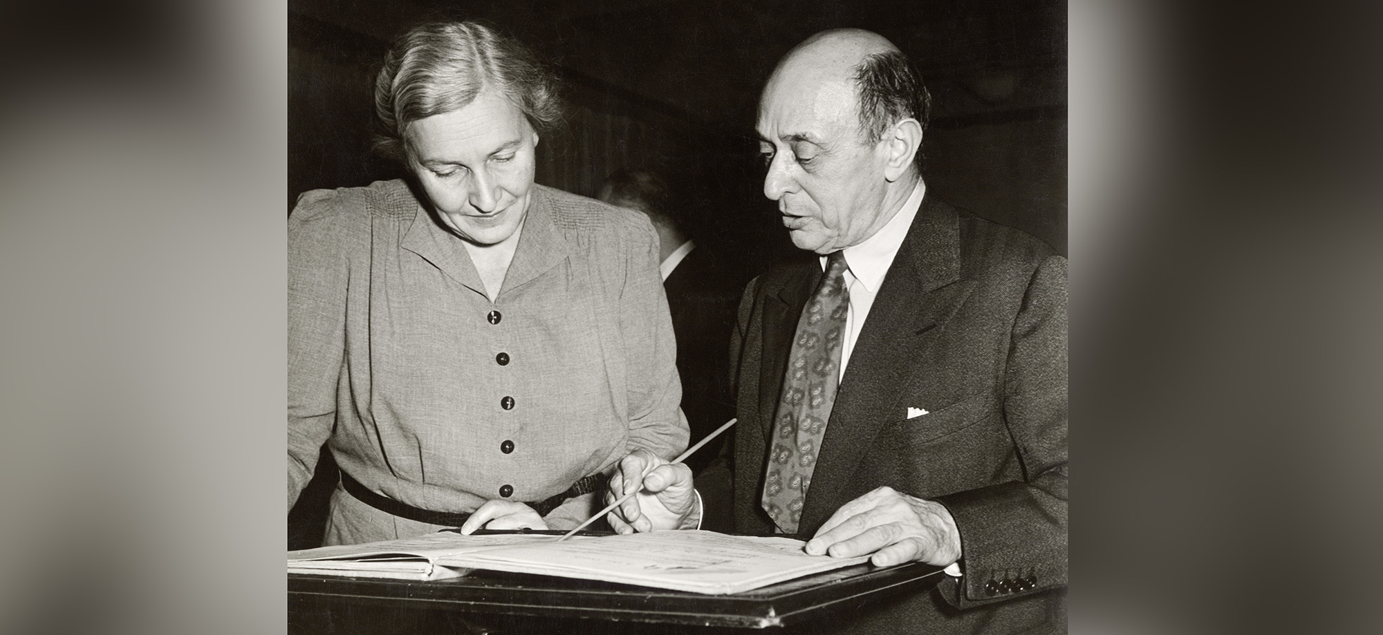 Erika Stiedry-Wagner und Arnold Schönberg mit einer Partitur von Pierrot lunaire op. 21, November 1940 (Arnold Schönberg Center, Wien)