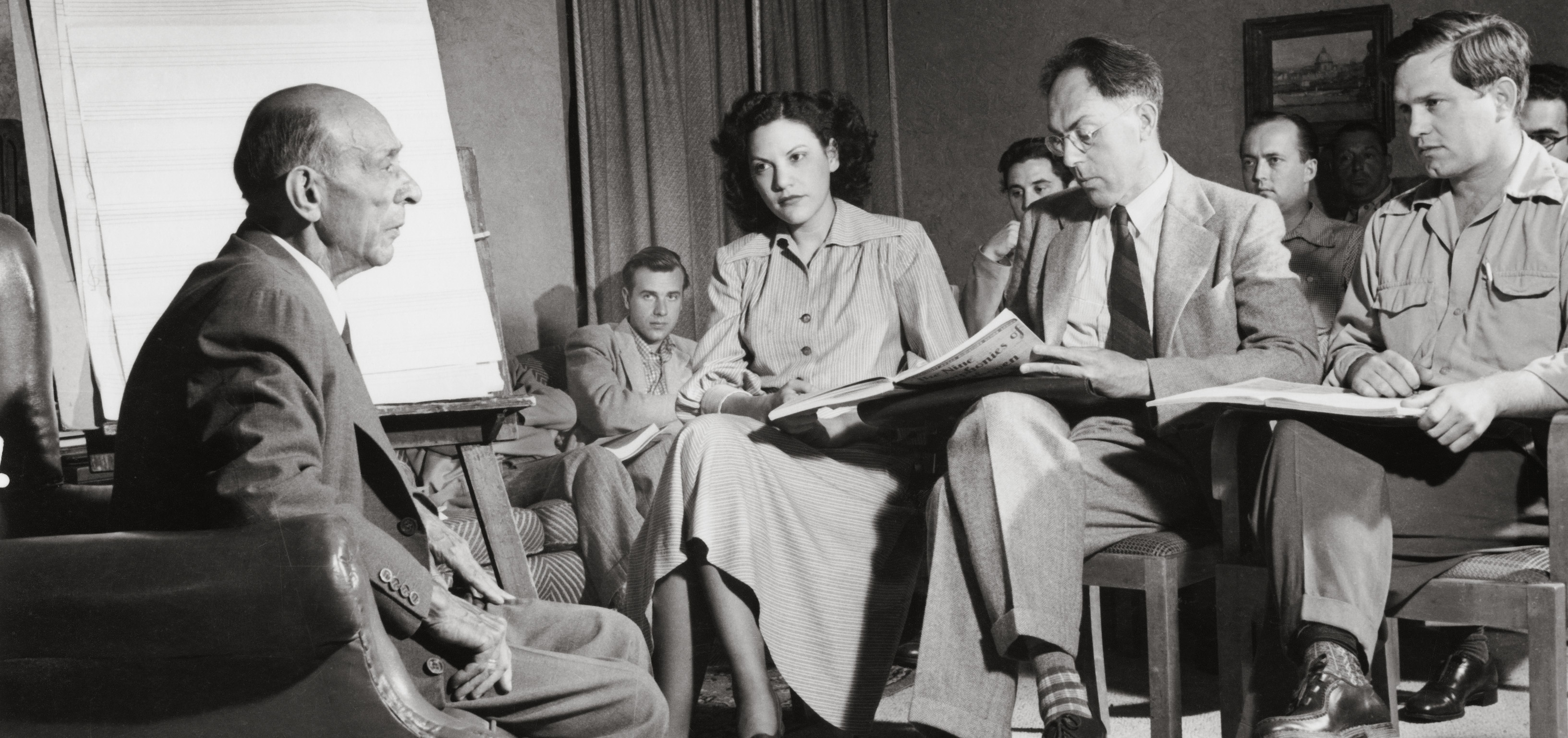 Arnold Schönberg mit Studenten in seinem Haus in Brentwood, Los Angeles, 1948 (Arnold Schönberg Center, Wien)