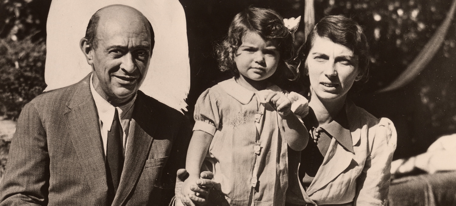 Arnold Schönberg with daughter Nuria and wife Gertrud, 1934 (Arnold Schönberg Center, Wien)