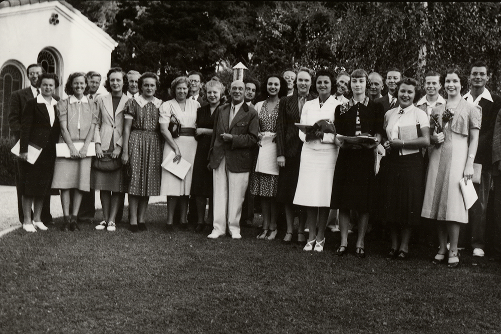 Arnold Schönberg mit Studierenden und Professoren anlässlich seines 65. Geburtstags, 1939 | Arnold Schönberg Center, Wien