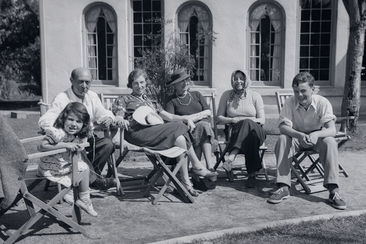 Nuria, Arnold und Gertrud Schönberg, Henriette Kolisch, Mitzi und Mischa Seligmann; Rockingham Avenue, Los Angeles, 1937 | Arnold Schönberg Center, Wien