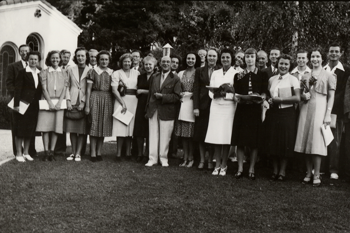 Arnold Schönberg mit Studierenden und Professoren anlässlich seines 65. Geburtstags, 1939 | Arnold Schönberg Center, Wien